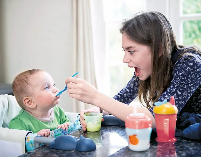 کودک در حال خوردن غذا