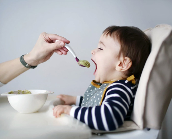 کودک در حال خوردن برنج